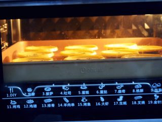 蓝莓蛋挞,再放入预热好的烤箱，上下火200度，中层烤20-25分钟，烤至蛋挞液凝固，表面金黄色即可