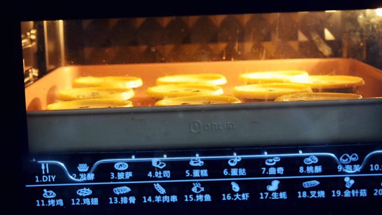 蓝莓蛋挞,再放入预热好的烤箱，上下火200度，中层烤20-25分钟，烤至蛋挞液凝固，表面金黄色即可