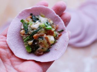 黄瓜海米饺子,擀好的面皮里，放入适量调制好的馅料。