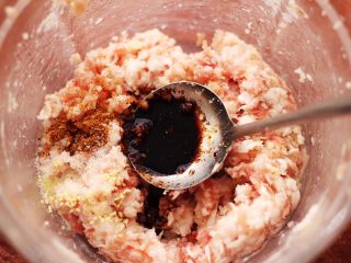 黄瓜海米饺子,加入生抽调味调色。