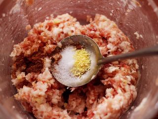 黄瓜海米饺子,我是直接在绞肉机里和的馅料，在绞碎的猪肉泥里，先加入料酒，再根据个人口味，加入适量的盐和鸡精调味。