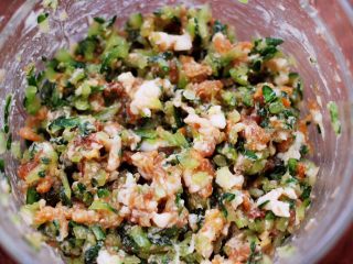 黄瓜海米饺子,把所有的食材搅拌均匀即可。