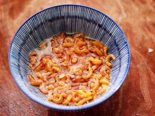 黄瓜海米饺子,金钩海米冲洗干净后，用温水泡发一会。