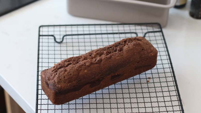 咖啡巧克力核桃脆皮磅蛋糕,出炉脱模放凉。学厨这款磅蛋糕模具防粘很好，不需要提前做涂油防粘。