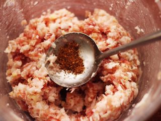 黄瓜海米饺子,再加入花椒粉增加口感，最后顺时针方向搅拌上劲。