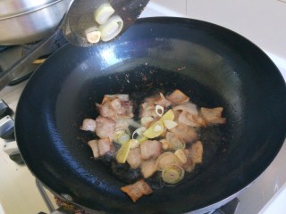 五花肉炒蒜苔,炒上色葱姜蒜炒香。