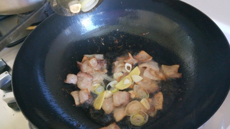 五花肉炒蒜苔,炒上色葱姜蒜炒香。