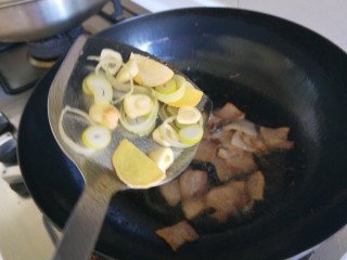 五花肉炒蒜苔,加入葱姜蒜。