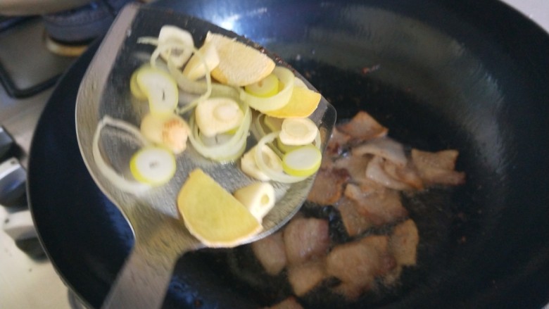 五花肉炒蒜苔,加入葱姜蒜。