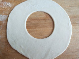 猪肉胡萝卜馅灌鸡蛋饼,如图所示中间压出一个圆口。