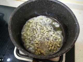 牛油果意面,锅内化开黄油 倒入切碎的蒜瓣 炒出蒜香味。