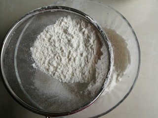 海苔香葱饼干,面粉，玉米淀粉，泡打粉，混合后过筛