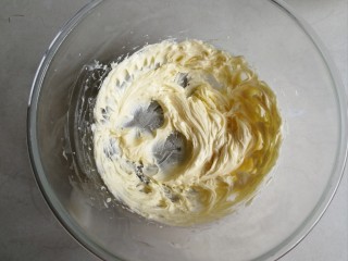 海苔香葱饼干,用电动打蛋器打发黄油，颜色变浅