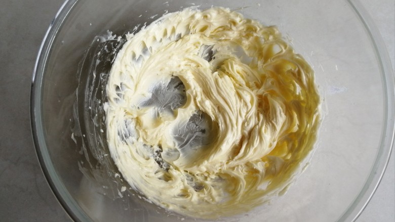 海苔香葱饼干,用电动打蛋器打发黄油，颜色变浅