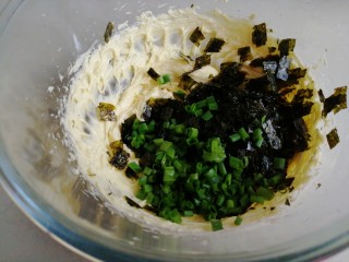 海苔香葱饼干,海苔剪成小小一块和葱花一起倒入黄油里