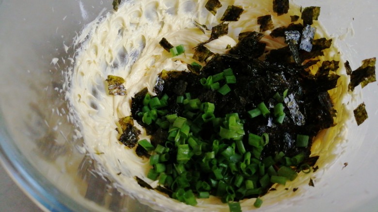 海苔香葱饼干,海苔剪成小小一块和葱花一起倒入黄油里