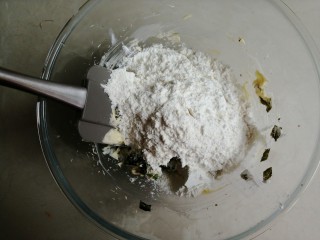 海苔香葱饼干,将过筛好的面粉等倒入