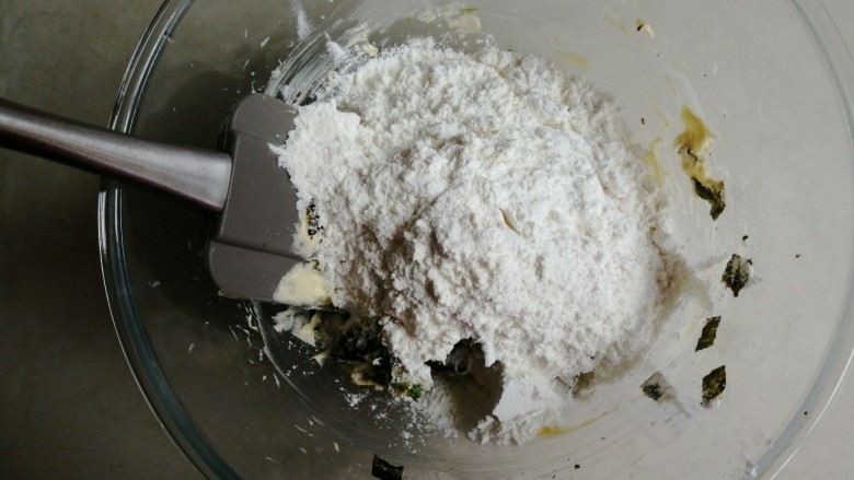 海苔香葱饼干,将过筛好的面粉等倒入