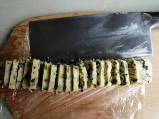海苔香葱饼干,用刀切成八毫米左右的饼干