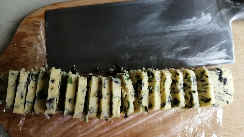 海苔香葱饼干,用刀切成八毫米左右的饼干