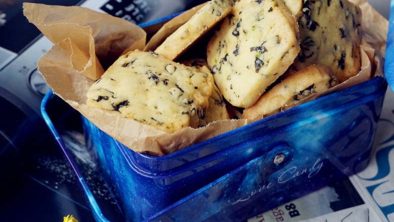 海苔香葱饼干,烤好的饼干放凉后，放入保鲜盒里密封保存