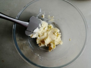 海苔香葱饼干,用刮刀将它们压拌在一起