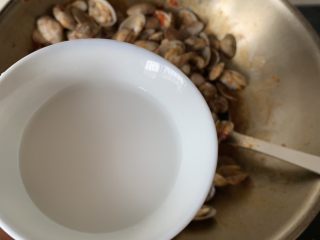 辣炒花蛤,出锅前勾薄芡，包裹住料汁
