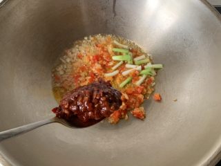 辣炒花蛤,锅中放油，加入剁椒葱段爆香，再加入豆瓣酱炒匀
