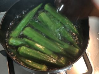 蒜蓉拌秋葵,水开后煮两分钟即可捞起，夏天可以放冰水里浸泡一下，口感会更好