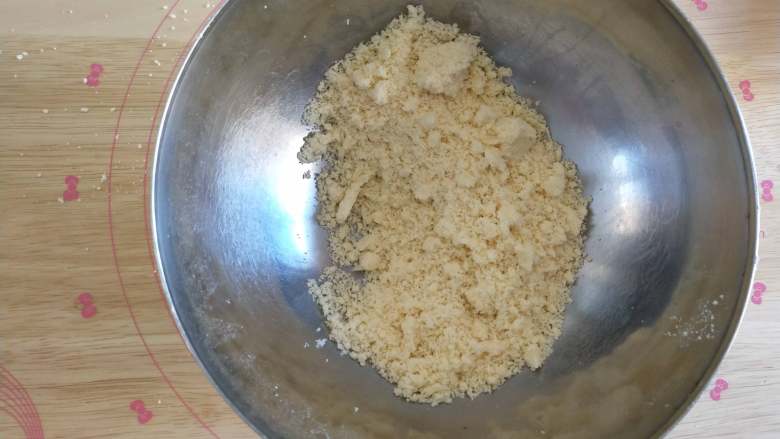 鸭香菠菜咸挞, 将切成小块的黄油和面粉混合在一起，用手用力搓匀！搓成粗玉米粉的状态
