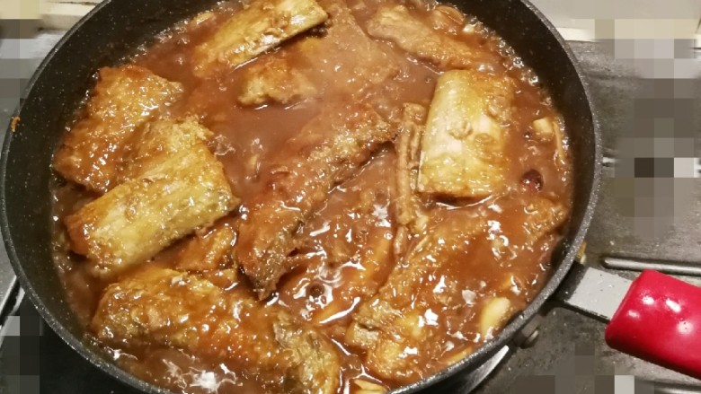红烧蒜香带鱼,烧至汤汁浓稠  期间晃动炒锅  不让鱼块与锅底粘连