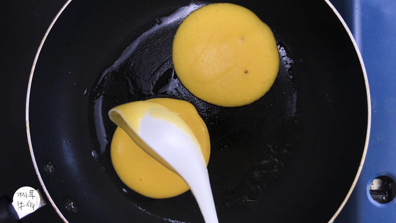 视频｜松茸蛋奶酥｜牛佤松茸食谱,热锅下油，把鸡蛋液倒入煎锅，煎至金黄色即可出锅。