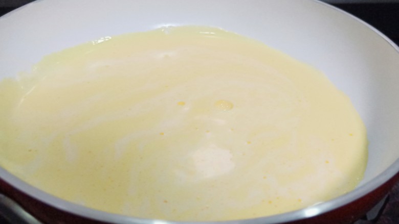 自制无冰渣版的冰激凌,牛奶里加打发好的蛋黄液与0.5克的盐快速搅拌均匀。