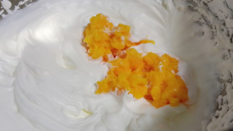 自制无冰渣版的冰激凌,打发好的淡奶油加入蛋黄糊。