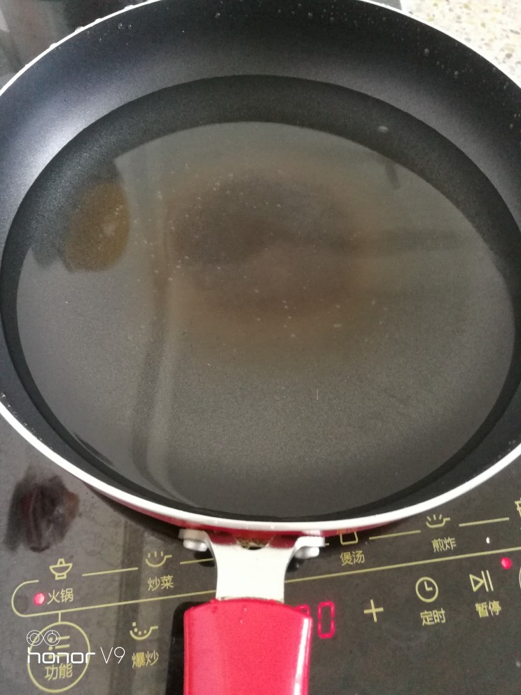 西葫芦酿肉,锅中加入水，煮开