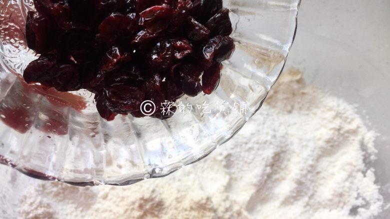 蔓越莓马芬  简单到极致的小白蛋糕,随后把浸泡好的，滴干水分的蔓越莓倒入，混合均匀。