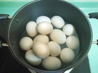 猪脚姜,鸡蛋洗干净，冷水下锅，煮十五分钟，今天我准备的鸡蛋有点多，我很喜欢猪脚姜里面的鸡蛋，放越多天越香