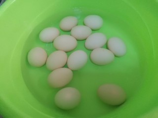 猪脚姜,煮好的鸡蛋，过一下冷水，容易剥壳