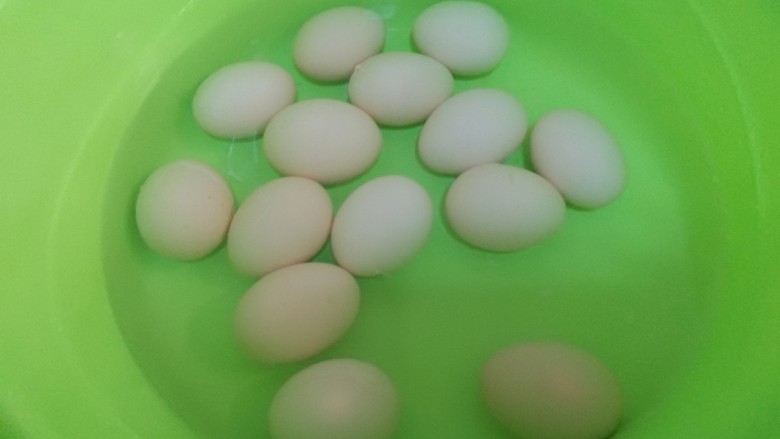 猪脚姜,煮好的鸡蛋，过一下冷水，容易剥壳