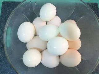 猪脚姜,有一半鸡蛋我没有剥壳，其实老人家说不用剥壳，煮好，醋泡几天蛋壳就化了，月子里的产妇吃还更补钙呢