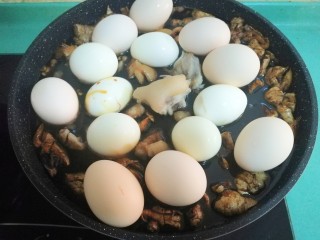 猪脚姜,还有准备好的鸡蛋，有点太多了，锅有点放不下，我分开两锅煮了，盖上盖子煮三十到四十分钟，可以尝一下，我喜欢有嚼劲的猪蹄。不喜欢煮太久。