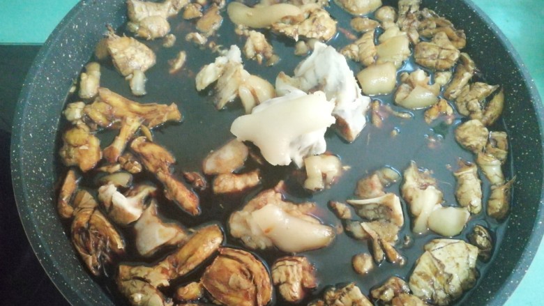 猪脚姜,放入炒好的猪蹄，有砂锅用砂锅煮更好