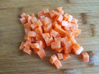 豌豆炒肉末  新文美食,胡萝卜去皮洗干净切成小丁。