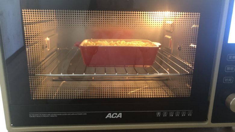 芝士焗红薯泥,aca烤箱180度预热好了以后把红薯放入上下火烤25分钟就可以了！