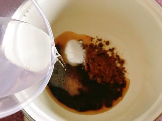 黑糖珍珠奶盖奶茶,加入清水。