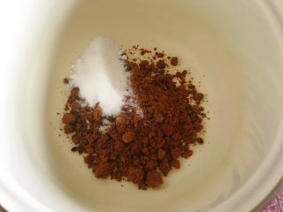 黑糖珍珠奶盖奶茶,黑糖和白砂糖放在一起。