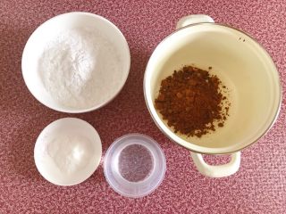 黑糖珍珠奶盖奶茶,准备好做黑珍珠用的材料。黑糖、水、白砂糖和木薯粉。
