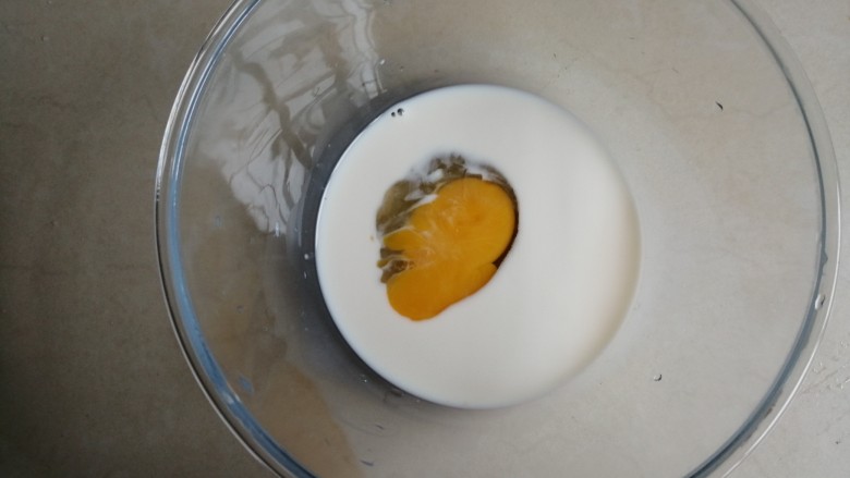 酵母版炼奶松饼,加入鸡蛋