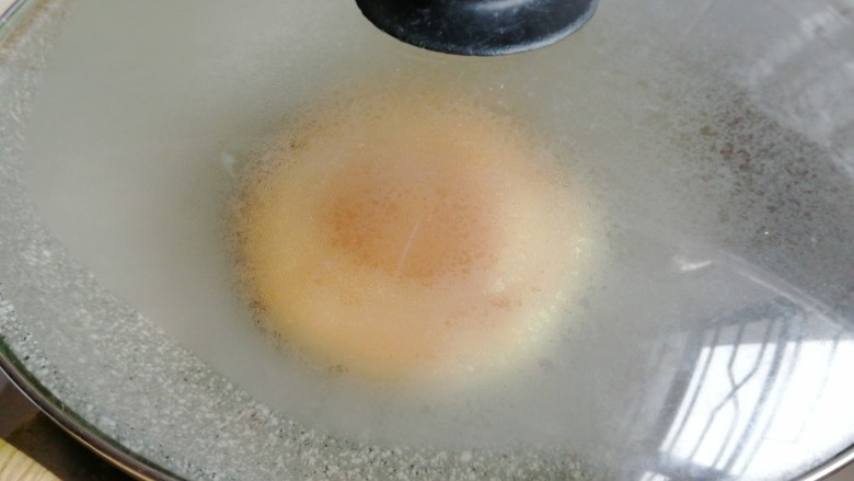 酵母版炼奶松饼,盖上锅盖，继续煎20至30秒