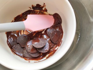 巧克力蛋白棒,黑巧克力隔水融化至液体